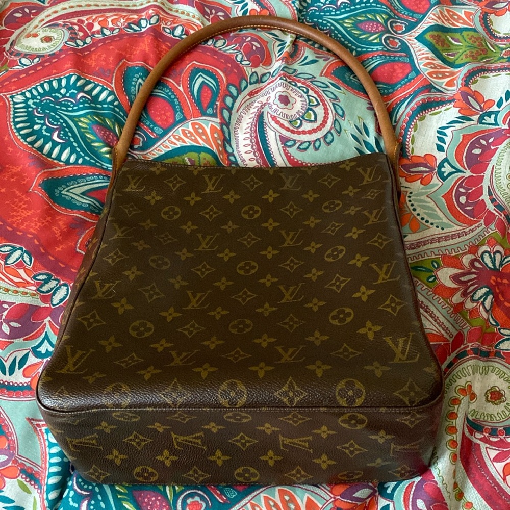 Authentic Louis Vuitton shoulder bag.